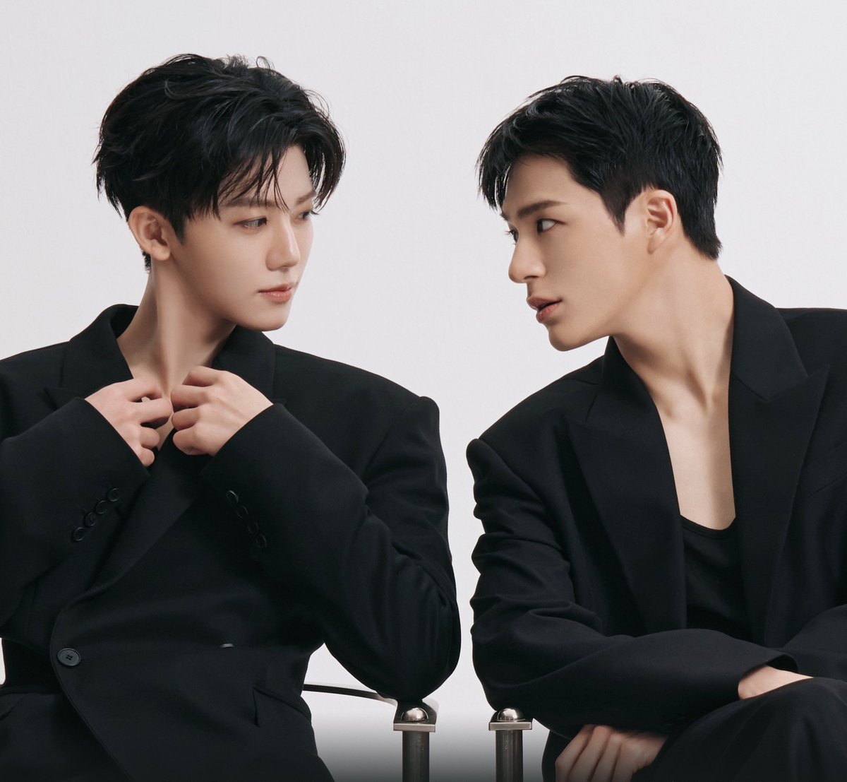 โคตรดีเลย คุมโทนธีมสีดำตั้งแต่อัลบั้มการโปรโมทจนโปสเตอร์แฟนมีตติ้ง ไม่มีที่ติ เสื้อผ้าหน้าทรงผมเครื่องแต่งกายที่จัดมาให้ทั้งคู่ อืม คู่หูที่ดีที่สุดในโลก