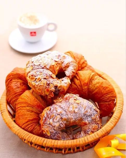 THIOMBANEOUSSE2's tweet image. "Baked fresh joy today!  Buttery croissants, warm from the oven—crunchy outside, flaky inside. Nothing beats that first bite. #HomeBakingMagic #BreadLovers"