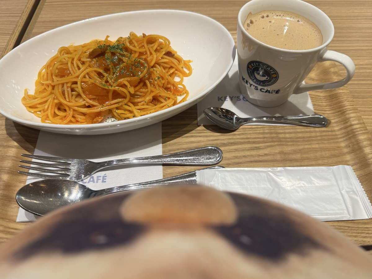tanukichi1224's tweet photo. 今日のお昼ご飯は #keyscafe さんの昔ながらのナポリタンとロイヤルミルクティーだったぬ₍ᐢ⓿ᴥ⓿ᐢ₎
久しぶりに来たけどむちゃ美味しかったぬ😋😋😋ごちそうさまでしたぬ!
ガーツガツガツガツガツガツガツガツガツガツガツガツガツちゅるん!!
おかわりっ!(食べ終わったのに?)
#たぬきちのご飯 https://t.co/d2AwJFjrrM
