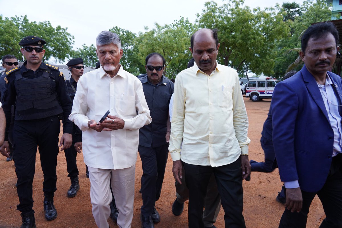 Kalisettitdp's tweet image. తమిళనాడు ఎన్నికల ప్రచారం ముగిసిన అనంతరం గౌరవ సీఎం శ్రీ నారా చంద్రబాబు నాయుడు గారిని కలిసిన విజయనగరం ఎంపీ శ్రీ కలిశెట్టి అప్పలనాయుడు గారు.
ప్రచారం చేసిన ప్రాంతాల్లో ఎన్డీఏకు పెరుగుతున్న మద్దతు, ముఖ్యంగా యువత, మహిళలు, తెలుగు ప్రజల ఆదరణపై వివరాలు తెలియజేశారు.
#CBN #NDA #TamilNadu