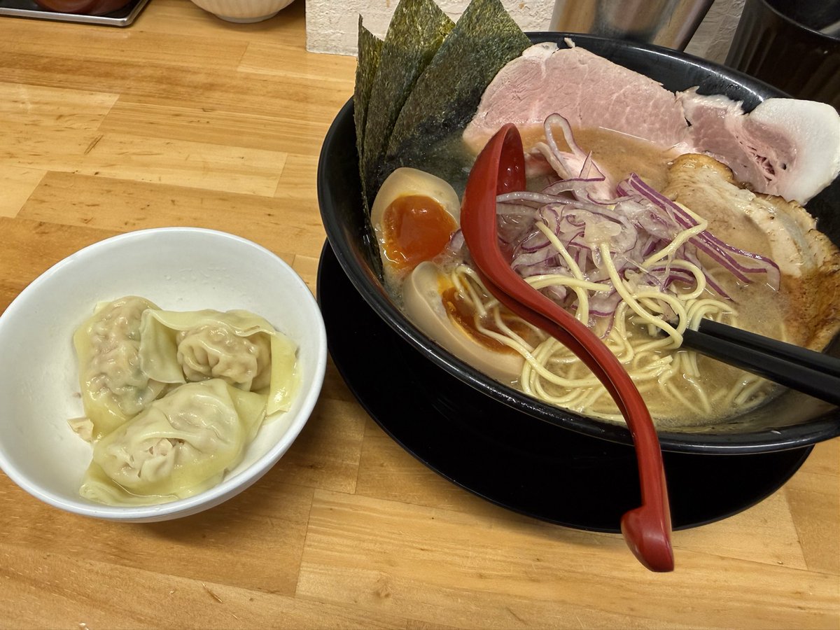 平日休みのランチはGYUTON さん。
期間限定も気になったけど今日は細麺な気分だったので特製ラーメンと半替玉➕ご厚意筍ワンタンありがとうございます。
デフォのスープ美味いなぁと食べ進めていたらあっという間に完飲完食。ワンタンもコリコリ食感でうまし！
ごちそうさまでした😋