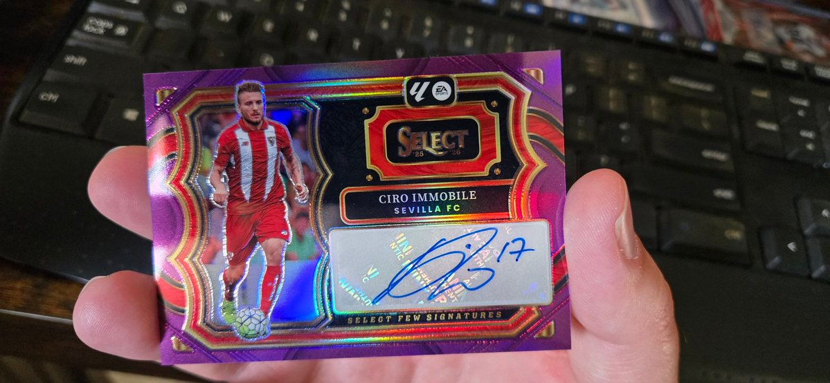 metoollica's tweet image. Ciro Immobile /49 auto from a break of #panini #laliga
Socalsignings.blogspot.com 
Cool hit from a cheap spot. #Italy #Sevilla #soccer