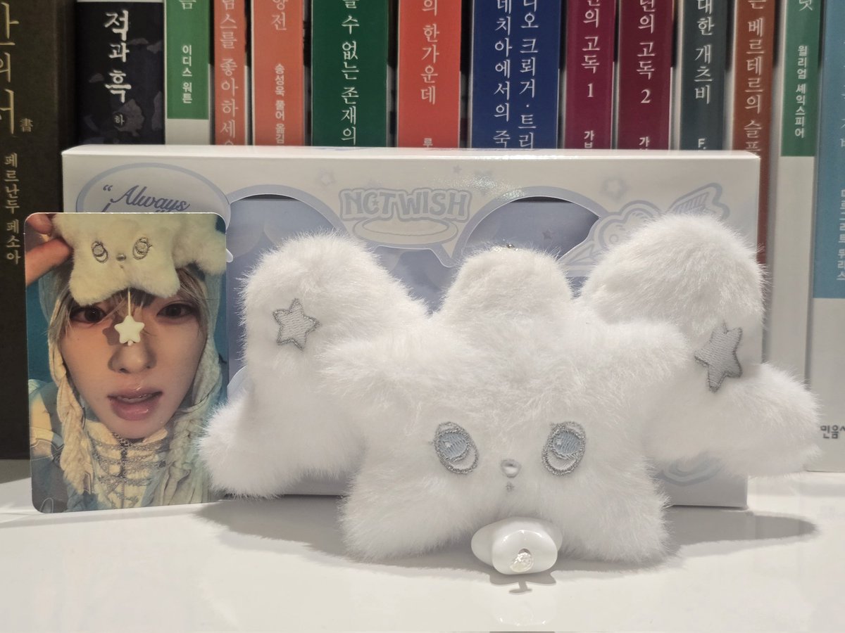 sHodal_1125's tweet image. 책사러갔다가 우연히 위츄있길래 홀린듯이 사버렸다
진짜 너무 ㄱㅇㅇ 포카는 사쿠야 ㅎㅎ 흑츄(?)랑 이거랑 같이있었는데 진짜 압도적으로 이게 이쁨👍

#위시 #위츄 #wish #사쿠야