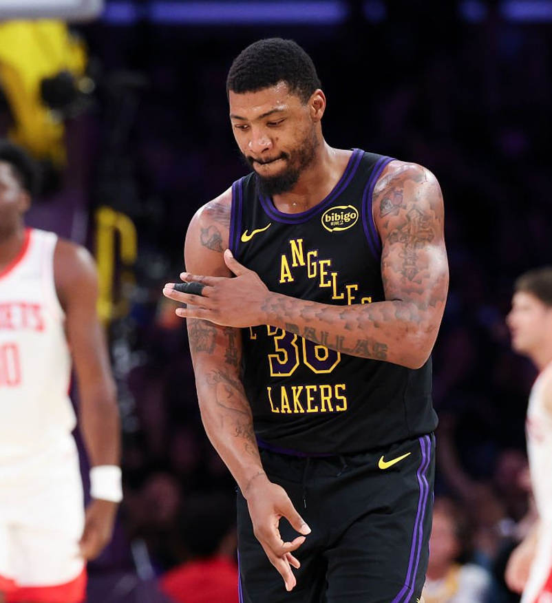 50NuancesDeNBA's tweet image. LES LAKERS BATTENT HOUSTON 101-94 ET MÈNENT [2-0] DANS LA SÉRIE 🟣🟡

MARCUS SMART EN INCARNATION DU HUSTLE, LEBRON EN PATRON MULTITÂCHE, LUKE KENNARD QUI CONTINUE DE PIQUER ET DES ANGELINOS SOLIDAIRES...AVEC LA BAVE AUX LÈVRES !

WOW !

HOUSTON EST DOS AU MUR (ET HONTEUX) !