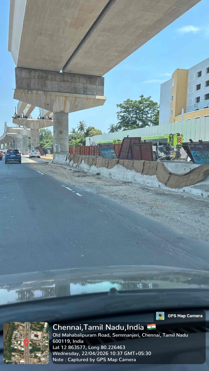 sivasalo84's tweet photo. @cmrlofficial is there a technical challenge in achieving even roads from Siruseri to Semmacheri? Entire road is either with ups and down or with pot holes. Gives us off-road experience. Requesting immediate help to address this @OMRupdates @fomrra https://t.co/2IyHhoVNIk