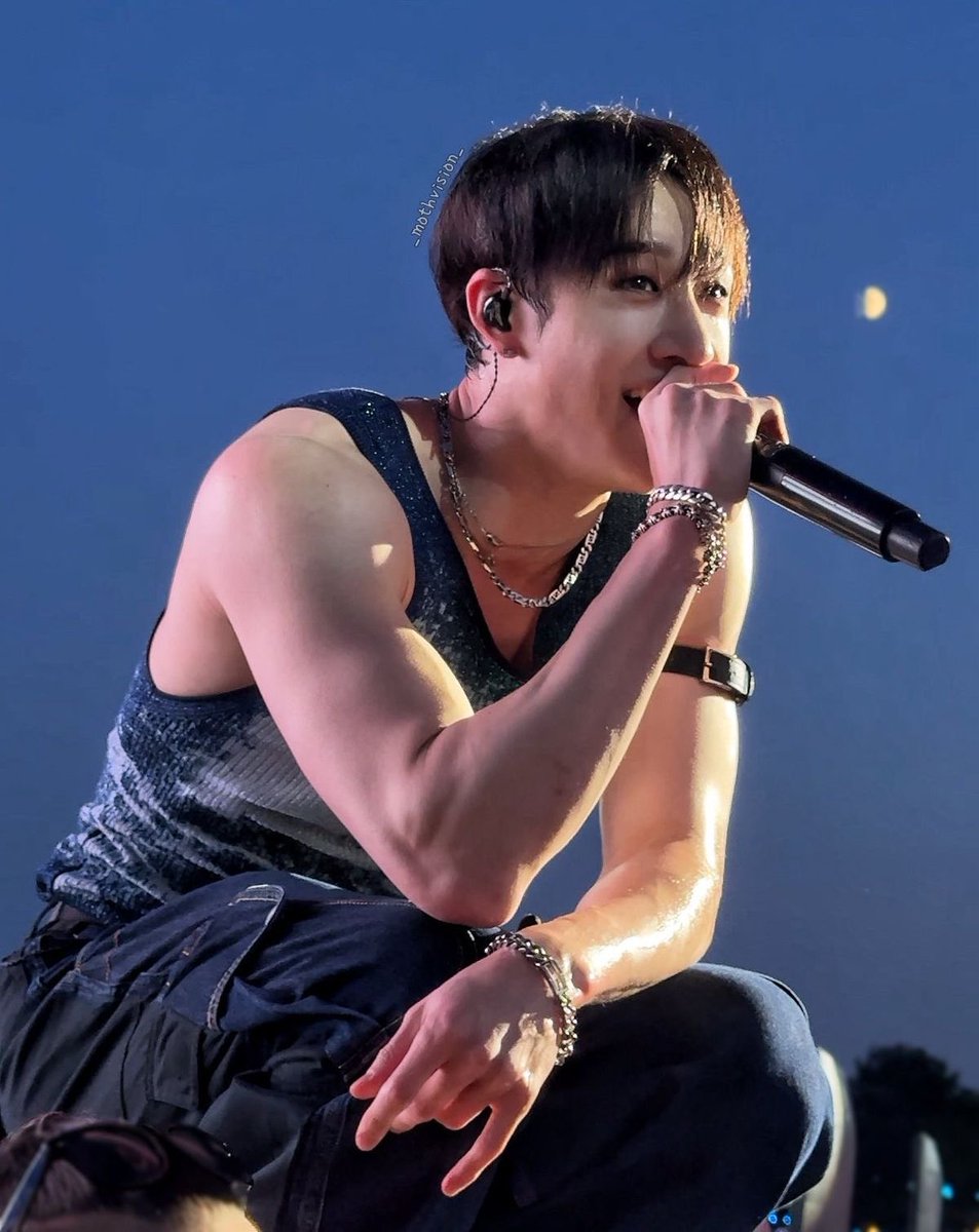 backsdoors's tweet photo. this picture of chan and the moon 🥹 https://t.co/F3I4Rm24i4