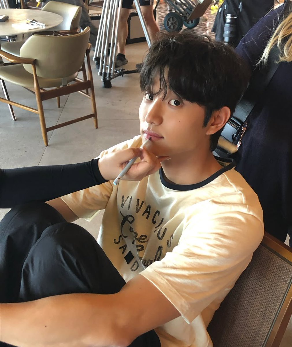 존재 tweet media