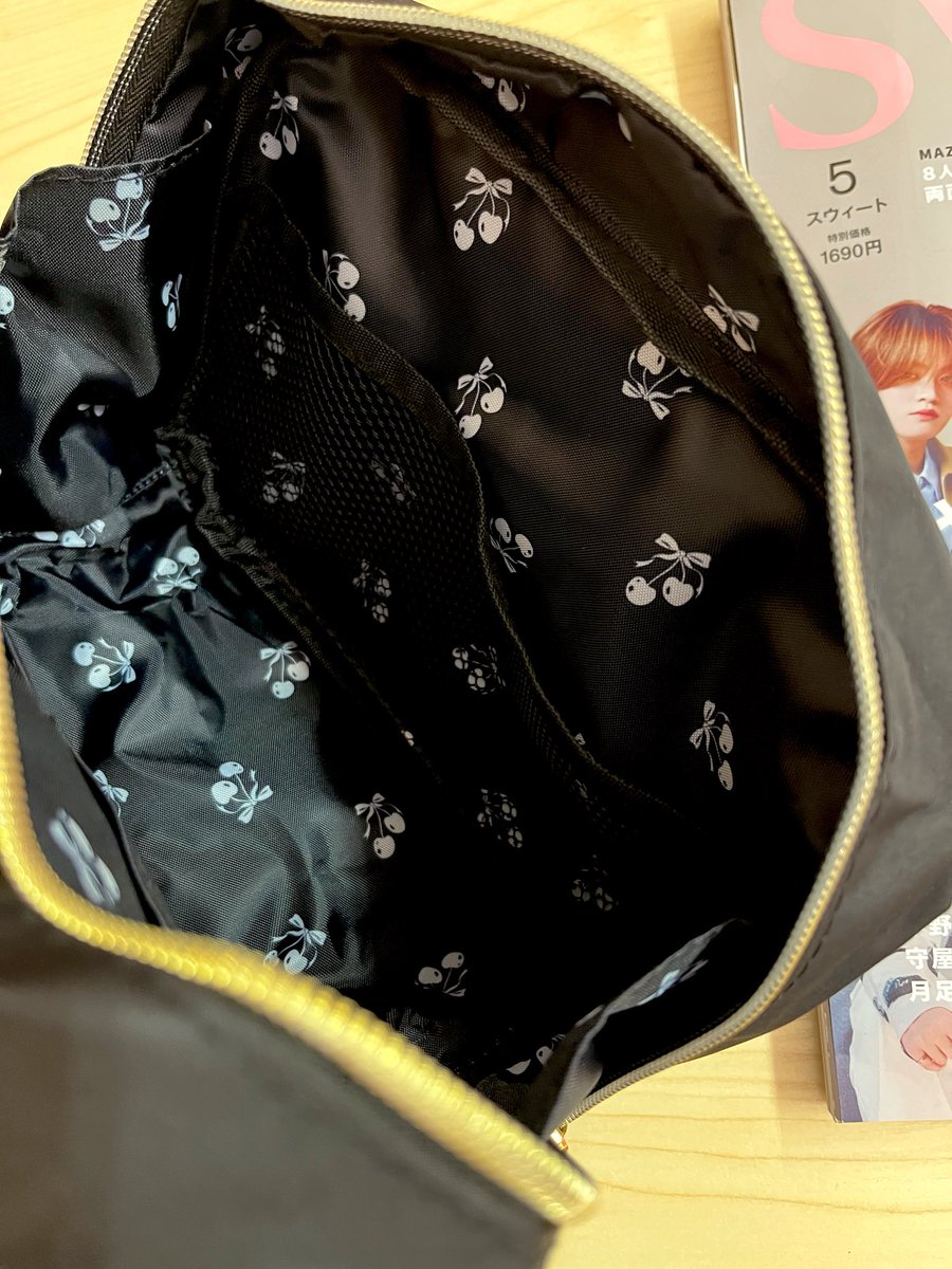 kokkodaichi's tweet image. #sweet  #JILLSTUART  #付録 
付録目当てでゲット🎀
手提げバッグとして使うんだ👜♡
思ったより形整っててしっかりしてる🧡