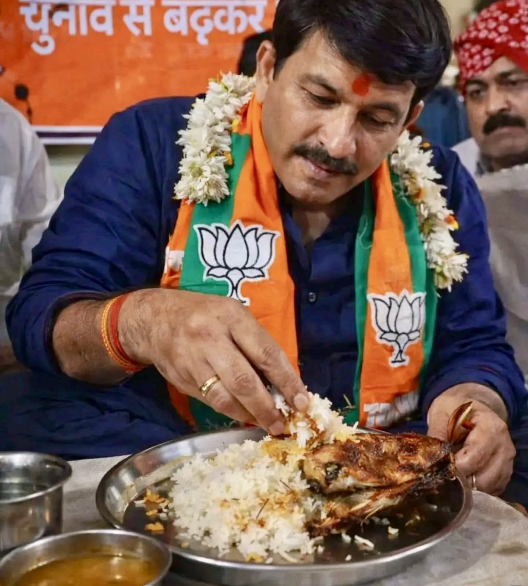 मनोज तिवारी तो पंडित है और ये मछली चावल खा रहे हैं 🙂