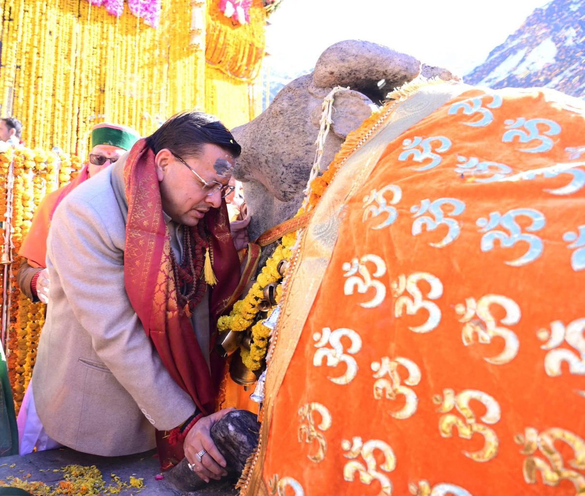 pushkardhami's tweet photo. नागेन्द्रहाराय त्रिलोचनाय भस्माङ्गरागाय महेश्वराय।
नित्याय शुद्धाय दिगम्बराय तस्मे 'न' काराय नमः शिवाय॥

आज प्रातः द्वादश ज्योतिर्लिंगों में से एक, भगवान शिव की पावन तपोभूमि श्री केदारनाथ धाम में कपाटोद्घाटन के शुभ अवसर का साक्षी बनने का सौभाग्य प्राप्त हुआ। https://t.co/l83WOZczxc
