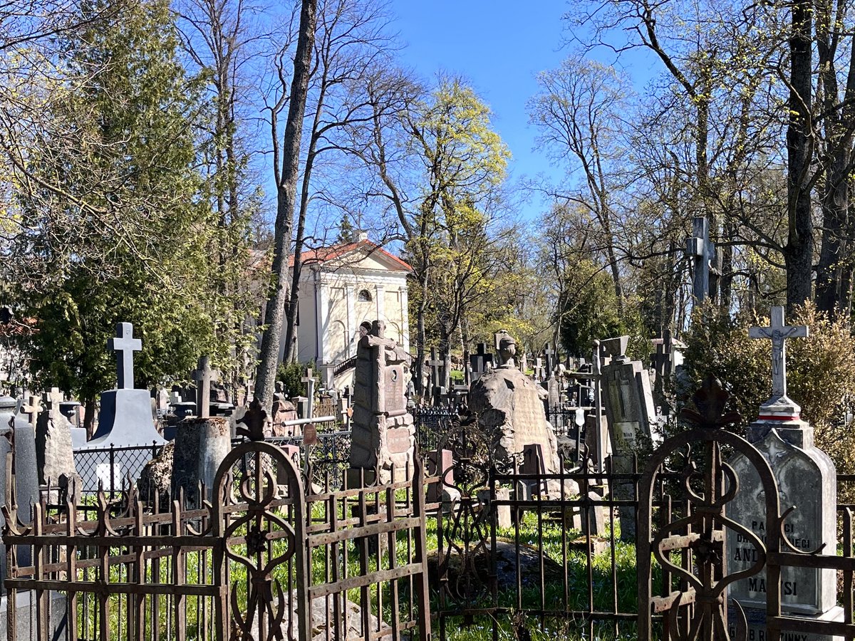 AntonyJohnston's tweet image. Bernadine Cemetery, home to ~14,000 graves, in the Užupis district of #Vilnius