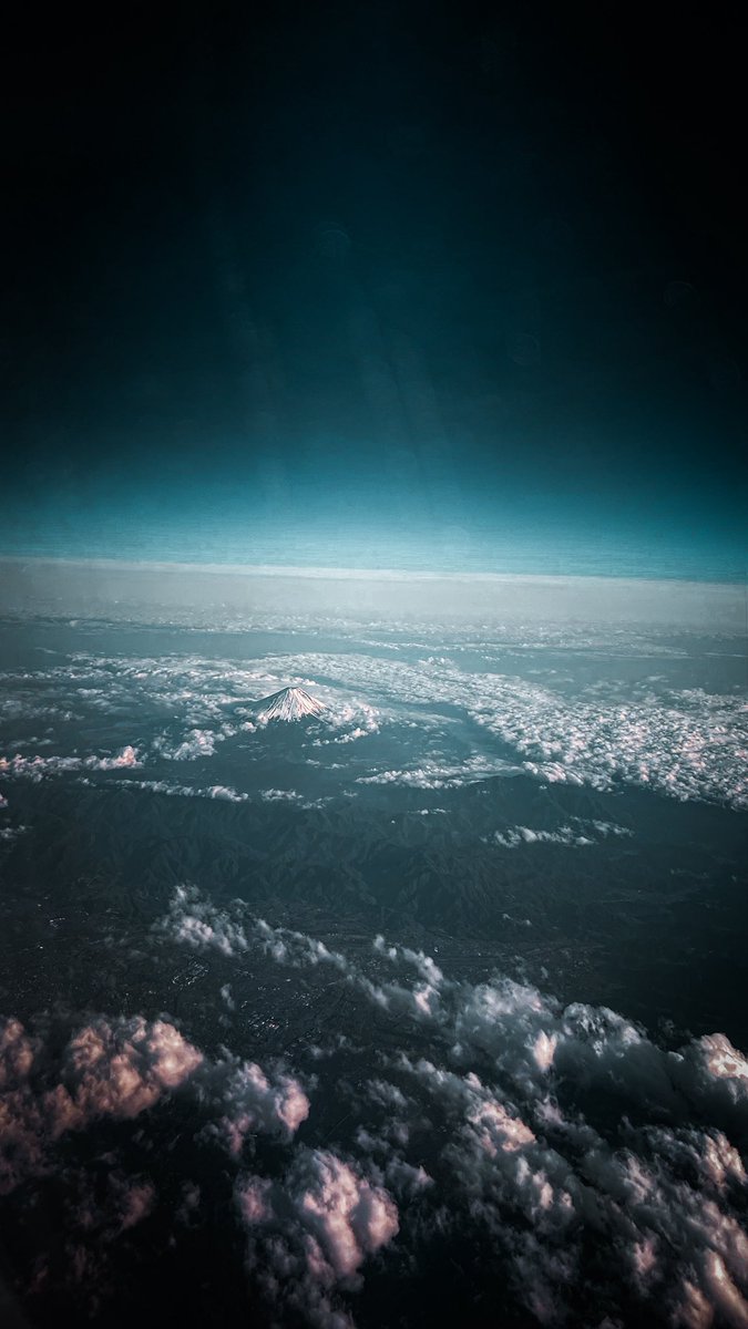 rjgalido's tweet photo. What a privilege to see Mount Fuji on my way to South Korea — only on flights like this do you get a glimpse and a shot like this, not even drone-like, but almost like something from space.

#MtFuji #WindowSeatView #JapanToKorea #TravelMoments #SkyViews https://t.co/WzSTBfHbPL