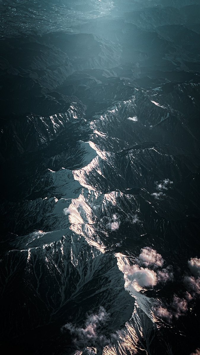 rjgalido's tweet photo. What a privilege to see Mount Fuji on my way to South Korea — only on flights like this do you get a glimpse and a shot like this, not even drone-like, but almost like something from space.

#MtFuji #WindowSeatView #JapanToKorea #TravelMoments #SkyViews https://t.co/WzSTBfHbPL