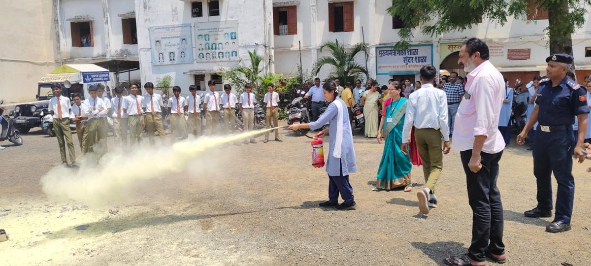 05NDRF's tweet image. School Safety Programme at A.T.B.R. High School

📍 Katol, Nagpur (Maharashtra)

🛡️ “Safety awareness today builds a resilient tomorrow—training students &amp;amp; staff to respond effectively in emergencies.” 🚨

#SchoolSafety #DisasterPreparedness #EmergencyResponse #NDRF
 @NDRFHQ