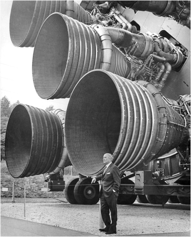 canalCCore2's tweet photo. Provavelmente você não sabia disso: o mesmo engenheiro que projetou os motores F-1 do Saturn V, aquele foguete absurdo que levou o homem à Lua, escreveu em 1948 um romance de ficção científica chamado Das Marsprojekt. No capítulo 24, "Como Marte é Governado", Wernher von Braun descreve um governo marciano liderado por um conselho de dez homens, onde o chefe supremo, eleito por sufrágio universal a cada cinco anos, carregava o título de "Elon".

Décadas antes de Elon Musk sequer existir, o maior engenheiro aeroespacial do século XX já usava esse nome exato para o governante de Marte. Tudo bem que no livro "Elon" é um cargo, não um nome próprio, mas a coincidência é específica demais pra passar batida. Dá pra ficar olhando pra von Braun cercado por toda aquela engenharia colossal e se perguntar: ele estava só construindo foguetes, ou já estava, de algum jeito, escrevendo o próximo capítulo da história?