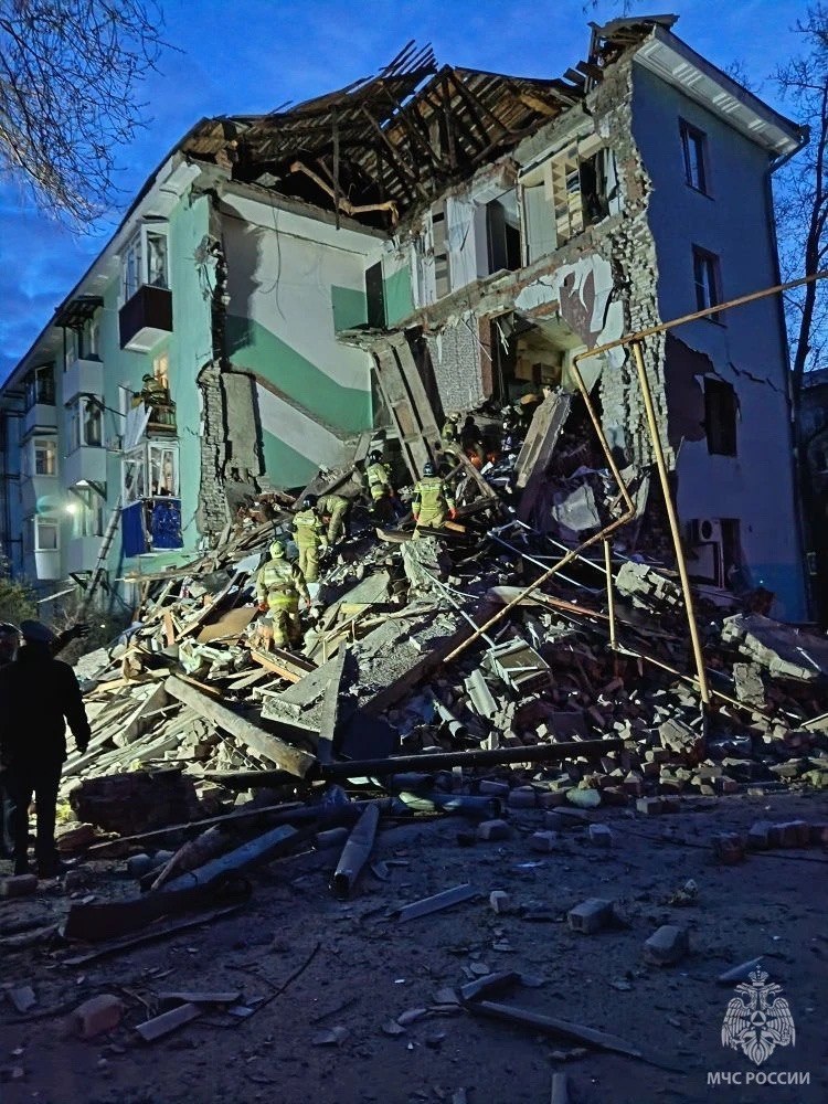 disclosed_live's tweet photo. В Сызрани во время атаки беспилотников обрушился подъезд дома

В Сызрани спасатели работают на месте обрушения подъезда четырёхэтажного дома на ул. Астраханской, повреждённого во время атаки беспилотников. По данным МЧС, пострадали 11 человек, в том… https://t.co/sGV8Svf45c https://t.co/prDebSNor3