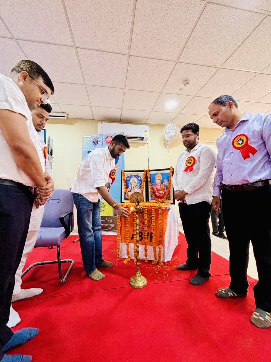 mayankpaswan14's tweet photo. अखिल भारतीय विद्यार्थी परिषद कानपुर विश्वविद्यालय इकाई द्वारा वंदे मातरम् के 150 वर्ष पूर्ण होने पर संगोष्ठी का आयोजन किया गया जिसमें मुख्य वक्ता के रूप में अभाविप के राष्ट्रीय मंत्री श्री श्रवण बी राज जी उपस्थित रहे https://t.co/CX8vwqS05X