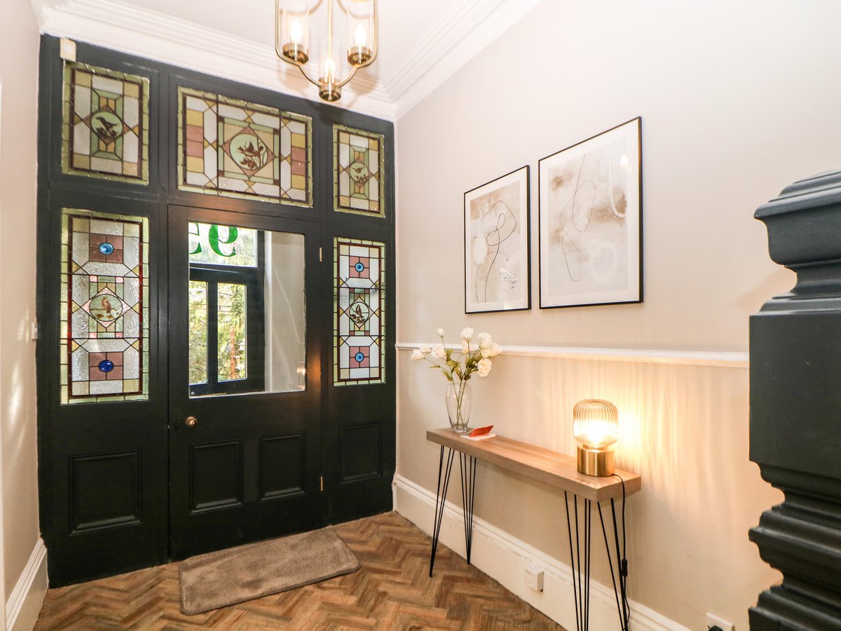 scateringcouk's tweet image. Over four floors. Six bedrooms: 1 x king-size with freestanding bath, hand-held shower, 2 x king-size, 3 x second-floor king-size.
📍 Buxton, Derbyshire

selfcatering.co.uk/england/derbys…

#Buxton #Derbyshire #HolidayCottage #SelfCatering