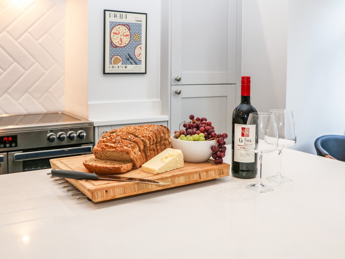 scateringcouk's tweet image. Over four floors. Six bedrooms: 1 x king-size with freestanding bath, hand-held shower, 2 x king-size, 3 x second-floor king-size.
📍 Buxton, Derbyshire

selfcatering.co.uk/england/derbys…

#Buxton #Derbyshire #HolidayCottage #SelfCatering