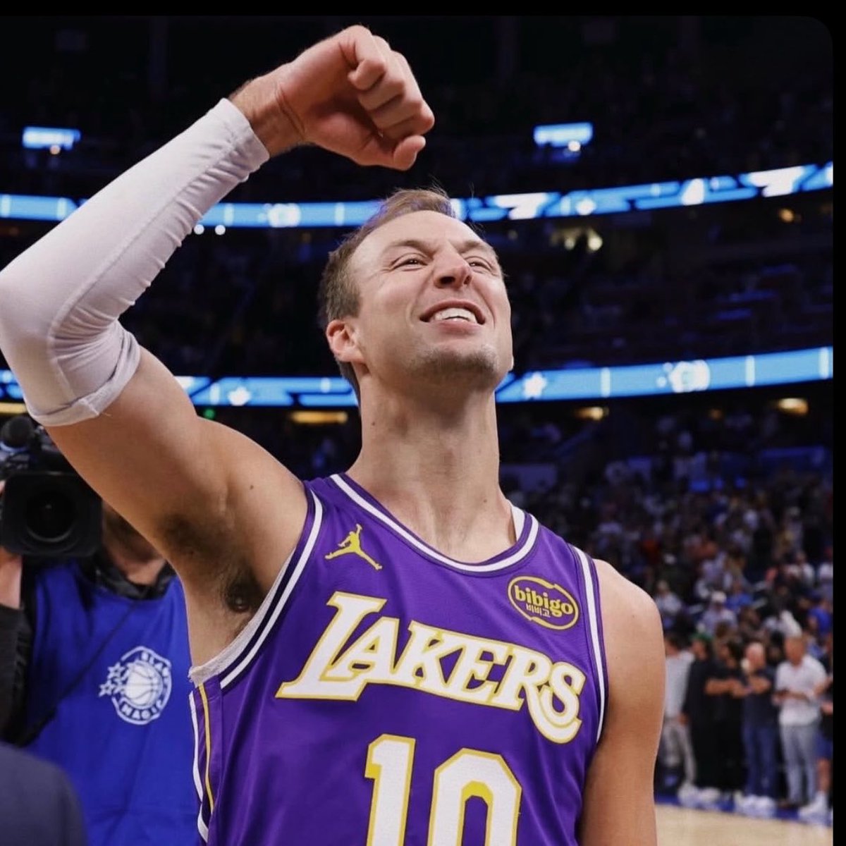 LUKE KENNARD TONIGHT:

22 POINTS
6 REBOUNDS 
3 STEALS
2 ASSISTS 
8/13 FGM
3/6 3PM
4/4 FTM
42 MINUTES