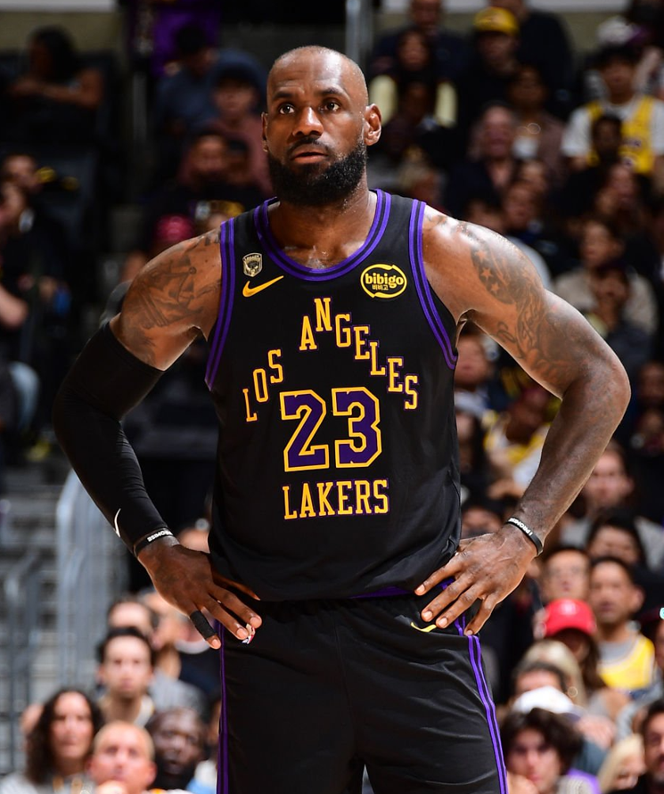 50NuancesDeNBA's tweet image. LEBRON JAMES CE SOIR :

28 POINTS À 40%
8 REBONDS
7 ASSISTS
AU CŒUR DU JEU ET EN PATRON 😤
TOUJOURS LÀ POUR PRENDRE SES RESPONSABILITÉS 😤

IL A 41 ANS BORDEL DE BORDEL DE MERDE 😭😭😭