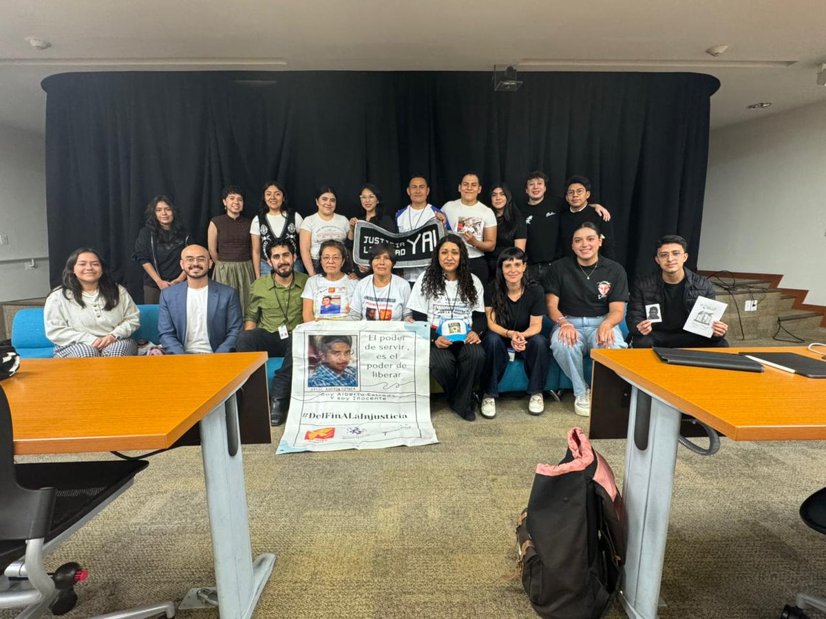Hazvalermilibe1's tweet photo. Hoy 21 de  abril  tuvimos un encuentro con  jóvenes del Tec de Monterrey  donde se   platico  como el sistema de Justicia ha  dañado a miles inocentes y a sus familias.

Las detenciones arbitrarias y violaciones  a los derechos humanos 

1/3 https://t.co/3lDBd5Ln1W