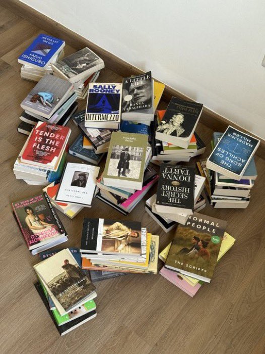 ceelune_'s tweet photo. at least it’s not drugs 📚🧘🏻‍♀️ https://t.co/kNxZiljkLg