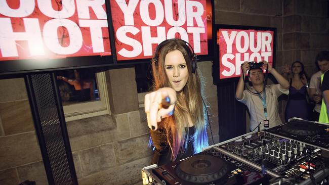 CFartsnarckle's tweet image. youtube.com/watch?v=YeEbti…

HEY, GUESS WHAT???...

#DJ #TIGERLILLY FROM #SYDNEY #AUSTRALIA SAYS THAT SHE IS A '#SUPERSTAR'...

WELL, WELL WELL, WHAD'YA KNOW, 
   WHOD'YA BLOW... 
LMFAO!!!

#LUCIFERIAN!!!

#DJTIGERLILLYMOCKSGOD!!!

@sumocyco 
@TheVeronicas 
@Krewella 
@annielederman