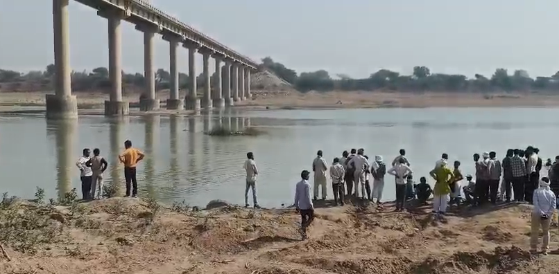 bstvlive's tweet image. हमीरपुर : नदी में नहाने गए युवक डूबा

➡बेतवा नदी में डूबकर मौत हुई
➡दोस्तों संग बेतवा नदी गया था
➡गोताखोरों की मदद से शव बरामद
➡पुलिस ने शव पोस्टमार्टम के लिए भेजा
➡जरिया थाना क्षेत्र के चंदौत गांव का मामला

#Hamirpur #UttarPradesh #Accident @hamirpurpolice