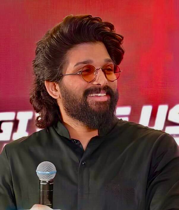 Telugu360's tweet photo. Telugu360 Exclusive

👉హైద‌రాబాద్‌లో ని జూబ్లీహిల్స్ మెగాస్టార్ ఇంటికి ద‌గ్గ‌ర్లో అల్లు అర్జున్ ఓ ఖ‌రీదైన ఇల్లు నిర్మించుకొంటున్నారు.

👉దాదాపు 4వేల చ‌ద‌ర‌పు గ‌జాల విస్తీర్ణంలో ఓ మేన్ష‌న్ క‌డుతున్నారు.

👉సుమారు రూ.80 కో��్ల నిర్మాణ వ్య‌యం.

👉ఈ యేడాది చివ‌ర్లో గృహ ప్ర‌వేశం.

#AlluArjun