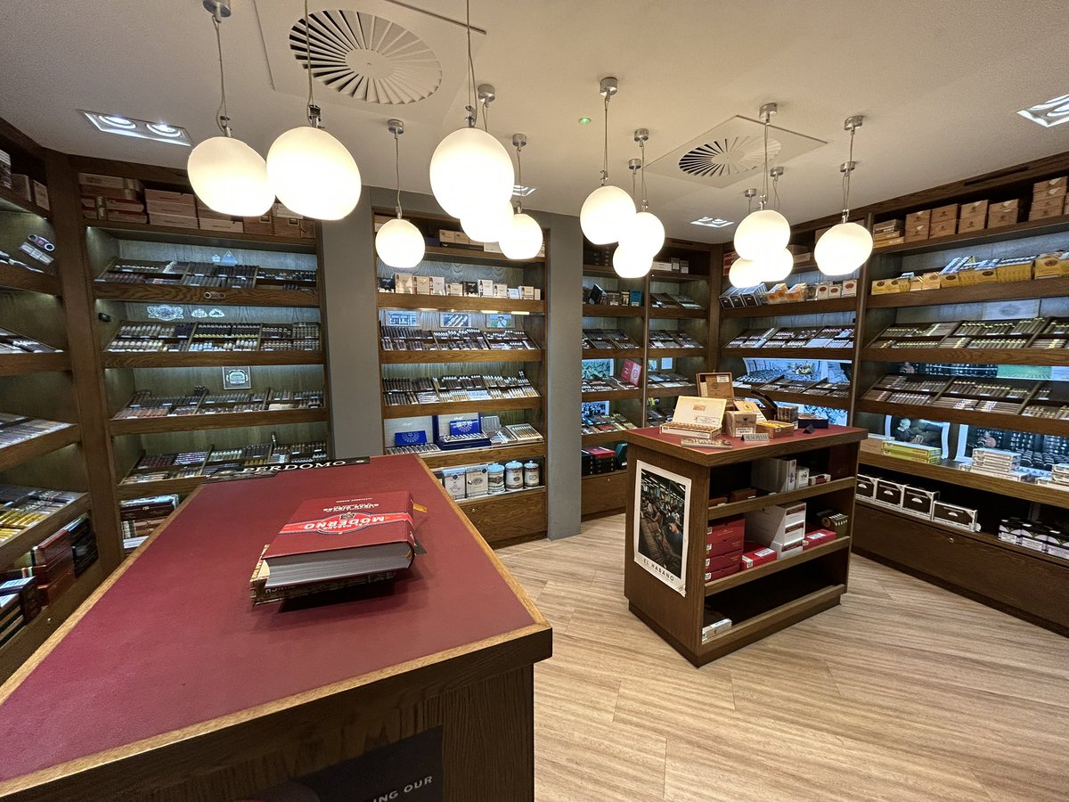 ldncigarsmoker's tweet image. I love visiting all the different cigar shops and sampling lounges across the UK - was super cool to finally make a visit to #Liverpool to check out #TurmeausLiverpool @Cgarsltd in all its glory. Never knew they had a sampling lounge in there either, extra bonus!