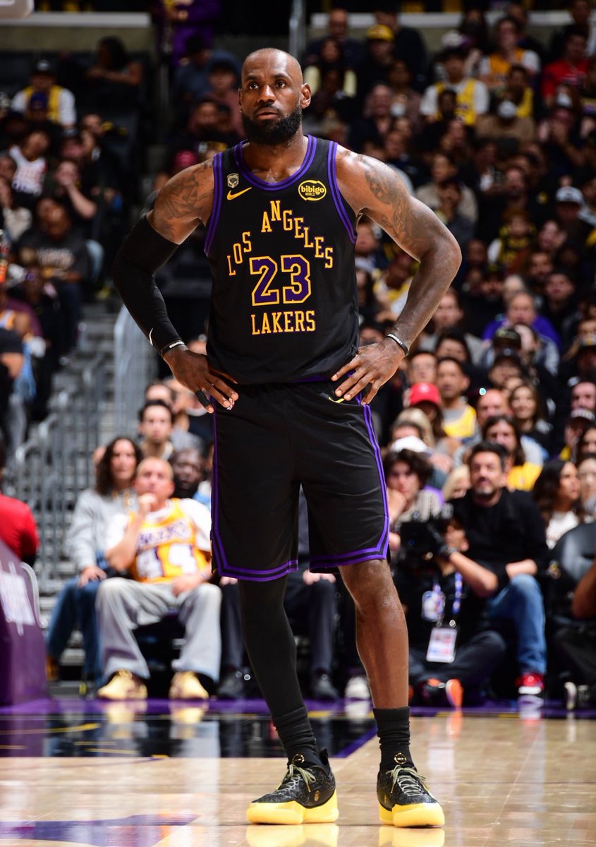 Lembra que eu falei que era melhor que Kevin Durant viesse pra festa?

Pois bem, ele veio.

E LeBron James continua sendo o MELHOR JOGADOR DE BASQUETE desta série.

41 anos, descansando DOIS MINUTOS no 2º tempo, carregando o fardo que o destino insiste em lhe entregar.

Mas sem