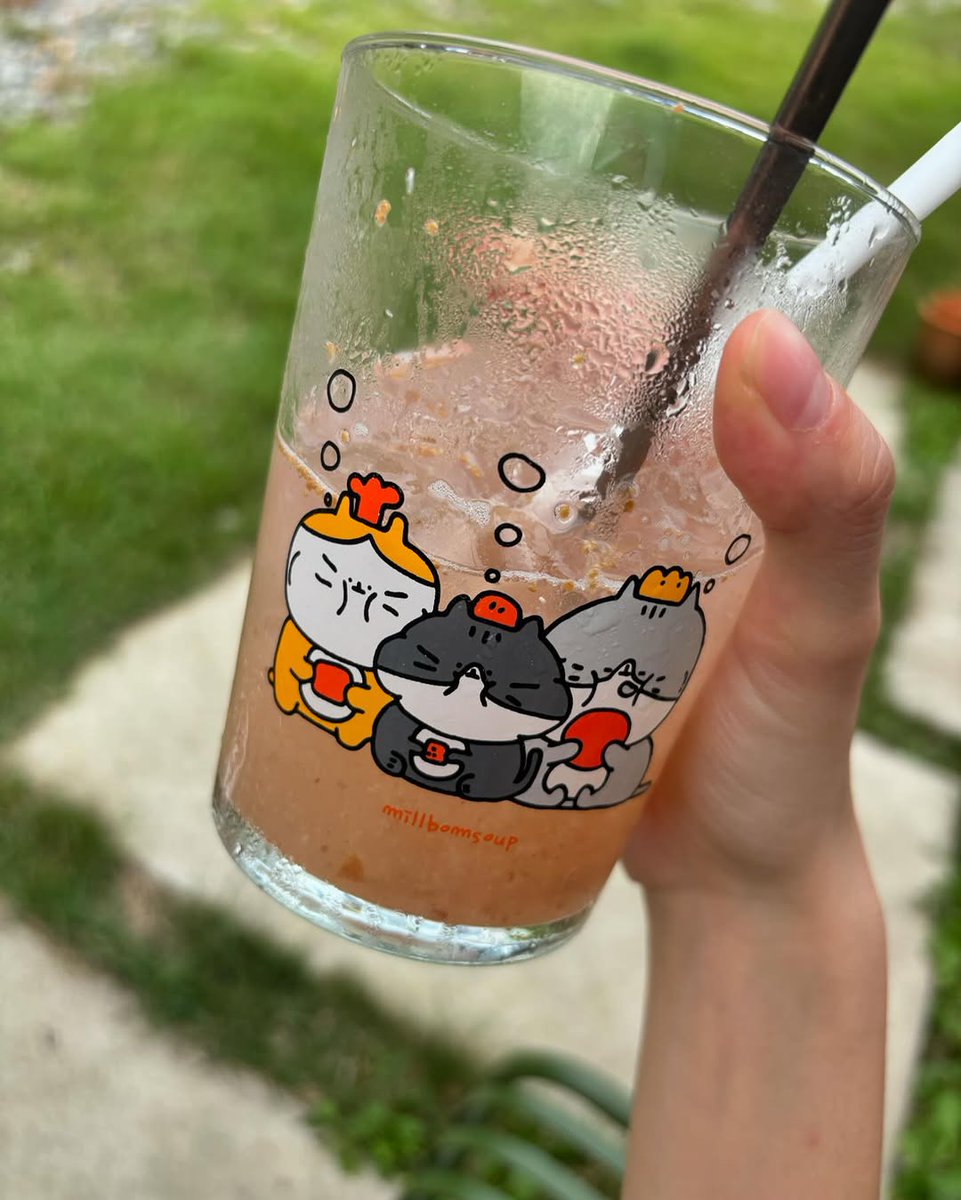 Hyecmu's tweet photo. I came here with no plans, just wanted to slow down for a bit. The air feels cool under the trees, my drink is fresh and cold, and everything feels a little lighter. A little puppy stayed with me and kept me smiling the whole time. https://t.co/8ubEiAPmgR