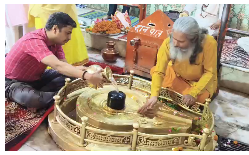 bstvlive's tweet image. बाराबंकी : नवागत जिलाधिकारी पहुंचे लोधेश्वर महादेव मंदिर

➡ईशान प्रताप सिंह ने सुबह शिवलिंग पर माथा टेका
➡2017 बैच के IAS अधिकारी हैं ईशान प्रताप सिंह

#Barabanki #UttarPradesh #IASOfficer @DM_Barabanki