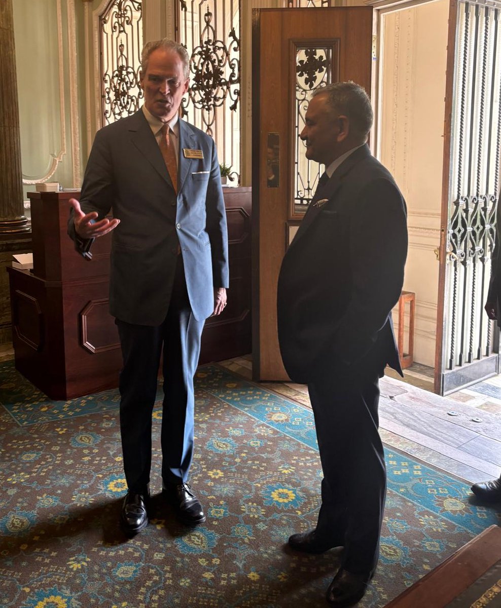 HQ_IDS_India's tweet image. General Anil Chauhan, #CDS, engaged with the Commandant and faculty of the Royal College of Defence Studies, #RCDS, and exchanged views on the evolving global security environment, underlying trends and their strategic impact. 

He subsequently addressed the pinnacle cohort on
