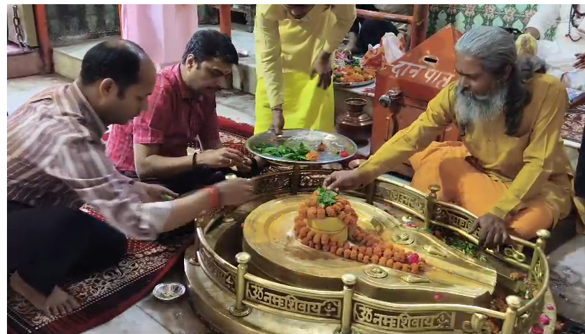 bstvlive's tweet image. बाराबंकी : नवागत जिलाधिकारी पहुंचे लोधेश्वर महादेव मंदिर

➡ईशान प्रताप सिंह ने सुबह शिवलिंग पर माथा टेका
➡2017 बैच के IAS अधिकारी हैं ईशान प्रताप सिंह

#Barabanki #UttarPradesh #IASOfficer @DM_Barabanki