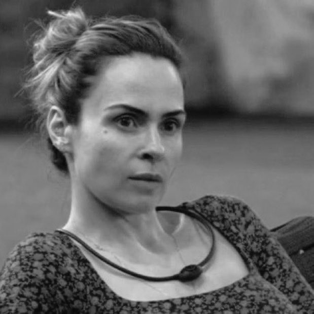 Essa conseguiu ser a pior campeã da história do bbb. Eles tentaram empurrar de guela a dentro que o bbb 26 girou em torno dela e ser sobre Ana Paula Renault. 
Saiu amada pela meia dúzia de fãs e continua odiada pela grande maioria. 
Péssima jogadora em todos os aspectos.