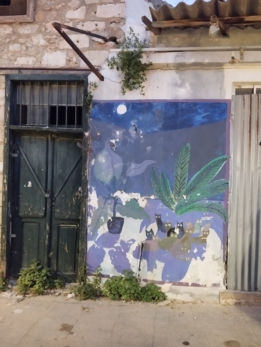 katerin87813001's tweet image. #WallsOnWednesday playing the #AlphabetChallenge #WeekPForPurple and something for #NoContextDoors Flower service will resume shortly 😁