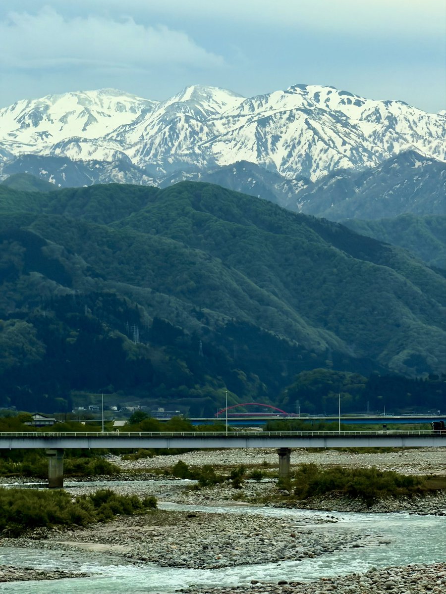 Miyabespc's tweet photo. 高岡日帰り出張。爽やかな春の立山連峰。
有名建築家と駅でばったり遭遇。
お互いの近況を話す。 https://t.co/hdZWbpKZjs