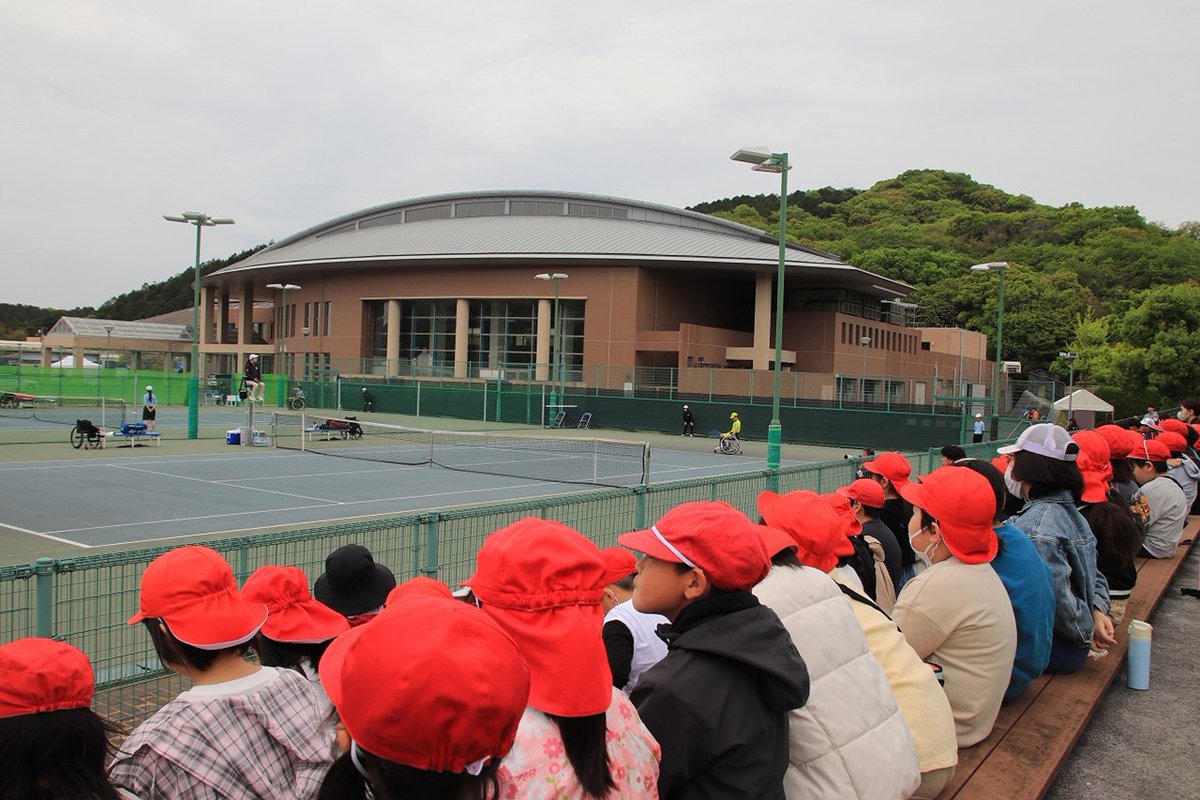Iizuka_official's tweet photo. 【飯塚国際車いすテニス大会・２日目🎾】 
大会は２日目に突入🔥 
小田選手・上地選手をはじめとするシード選手が試合に臨みました✨
観客席には市内の小学生の姿,飯塚鎮西小学校の4年生が福岡県出身・川野選手の試合を観戦しました👏
#飯塚市 
#車いすテニス 
#国際車いすテニス大会 https://t.co/CIJ9pPifHC