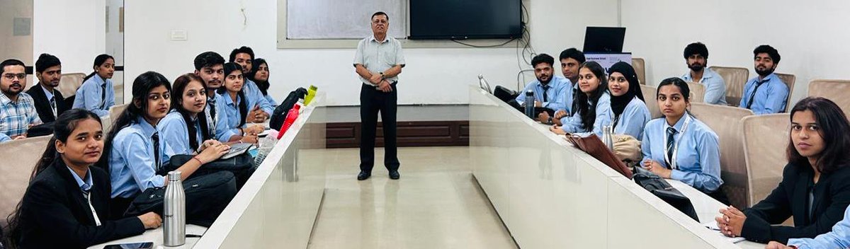 Limtindia's tweet image. 𝐁𝐫𝐢𝐝𝐠𝐢𝐧𝐠 𝐀𝐜𝐚𝐝𝐞𝐦𝐢𝐚 𝐰𝐢𝐭𝐡 𝐈𝐧𝐝𝐮𝐬𝐭𝐫𝐲: 𝐂𝐨𝐫𝐩𝐨𝐫𝐚𝐭𝐞 𝐑𝐞𝐚𝐝𝐢𝐧𝐞𝐬𝐬 𝐢𝐧 𝐀𝐜𝐭𝐢𝐨𝐧

#CorporateReadiness #LloydMBA #MBA #Finance #DigitalMarketing #SkillDevelopment #FutureLeaders #LearningAndDevelopment