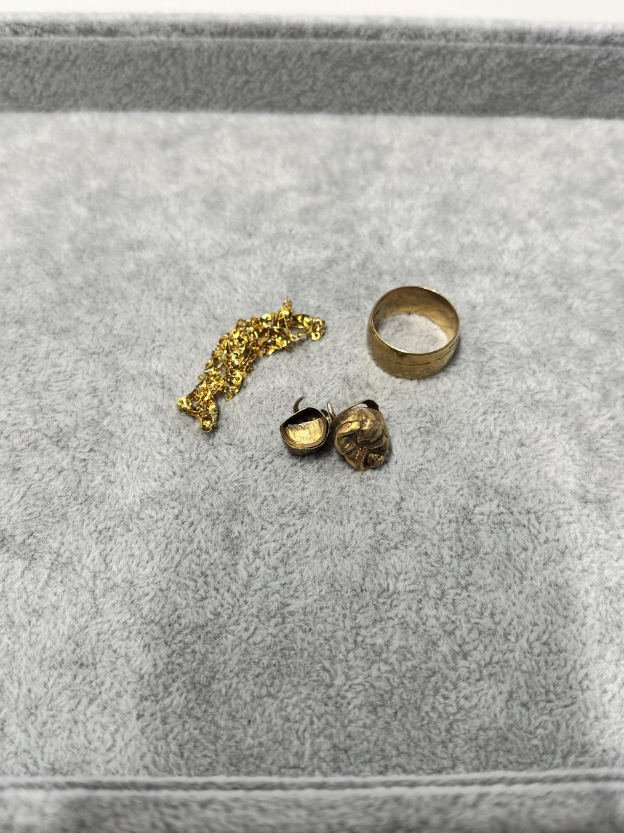 貴金属をお買取りしました！

指輪やネックレス、ピアスなど、長年タンスの中で眠っていた貴金属はありませんか。 使わなくなったアクセサリーや、片方なくしてしまったピアス、古くなってデザインが古びた指輪なども、素材に価値があればしっかりと査定いたします。