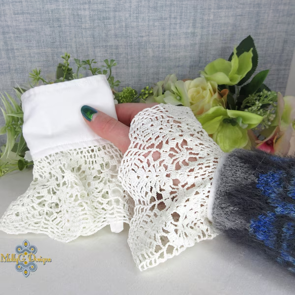 MollyGDesigns's tweet image. Pretty wrist cuffs. They look good under jumpers while it's still chilly but will be just as stylish under jackets and blouses when days warm up.

etsy.com/uk/listing/448…
#earlybiz #mhhsbd #fashion #etsy