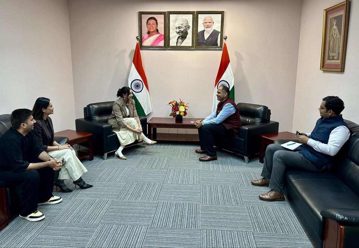 IndiaInShanghai's tweet image. Yoga Connect!🧘‍♀️🧘🏽‍♂️ 
#BuildingBridges  #IDY26
#EkBharatShreshthaBharat 

CG @PratikMathur1 was pleased to welcome Ms. Soma Laishram from #Manipur and Ms. Janvi Singh from #UttarPradesh and offer our best wishes for their active participation in the #Yoga promotion activities in