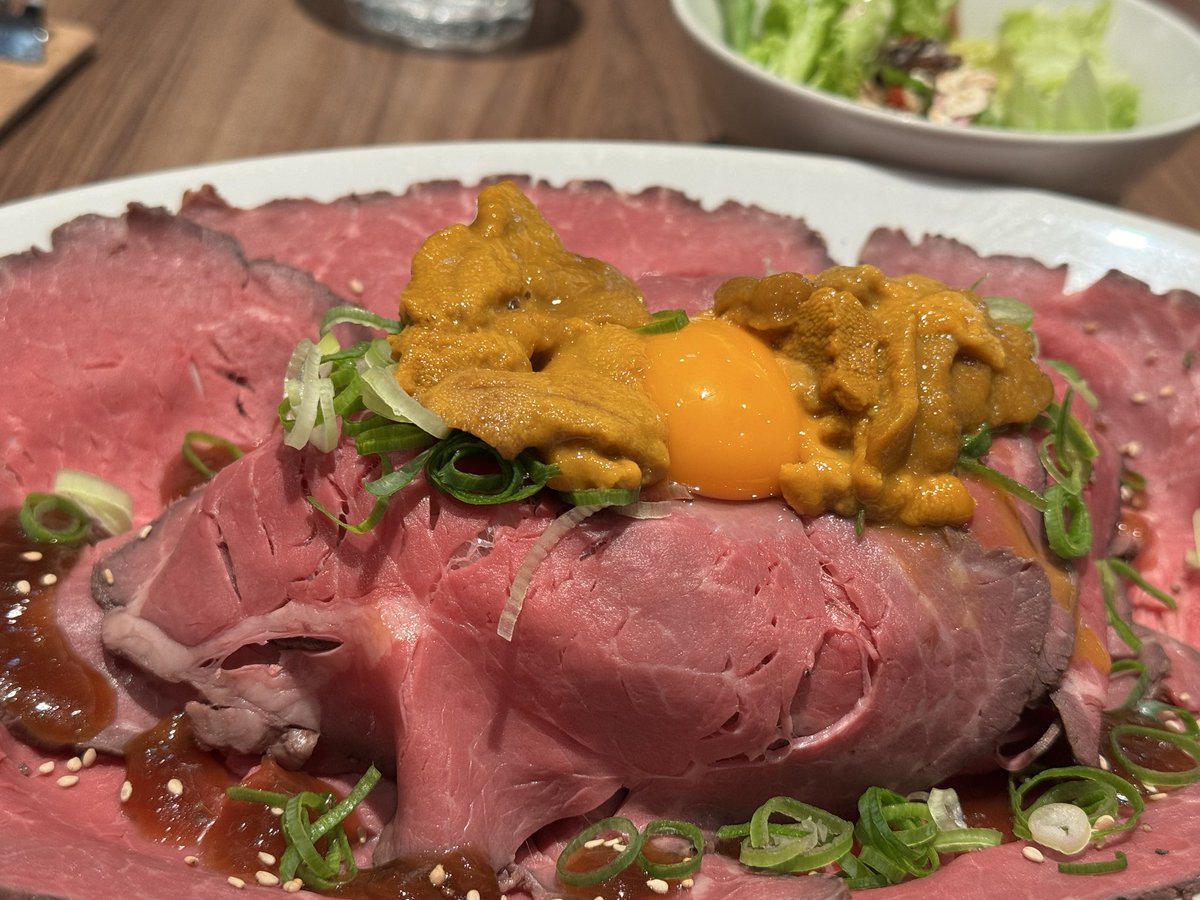 yuma_jp's tweet photo. 成城石井直営？のLeBar a Vinのウニのっけローストビーフ丼
バランスが最高すぎて出張初日の定番ランチになりつつある https://t.co/iB8NIftKPm