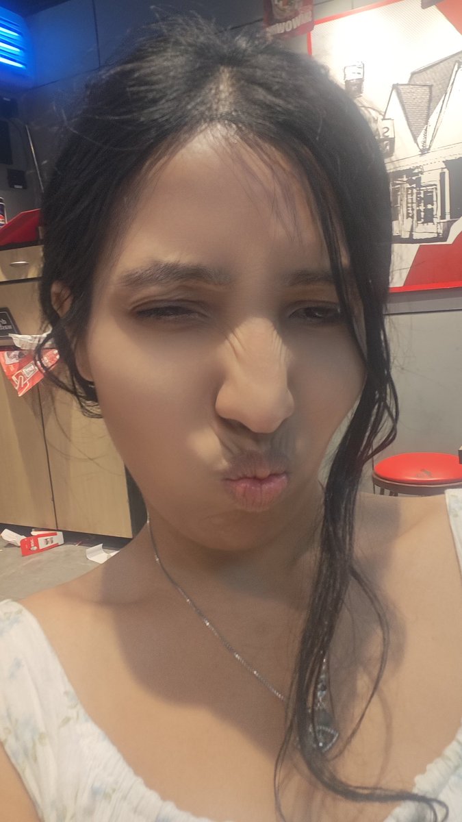 Asya_angelqueen's tweet photo. kfc #foodrant #moodoff #foodlover #chickenlover #realityvsExpectation #funnyfood https://t.co/R49vFOumrL