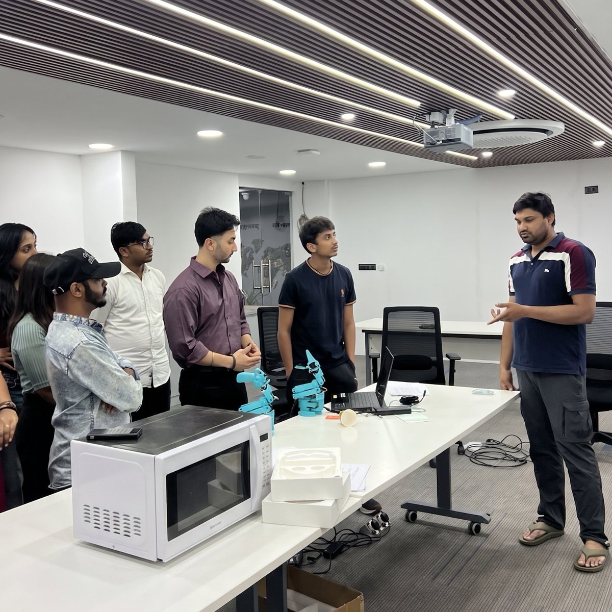 xprobotics_ai's tweet photo. At XP Robotics, we believe the best ideas come from building in the open — collaborating, demonstrating, questioning, and iterating together.

Thank you Samarth and the Solo Tech team for sharing your work with us. https://t.co/2wURnsuQlL