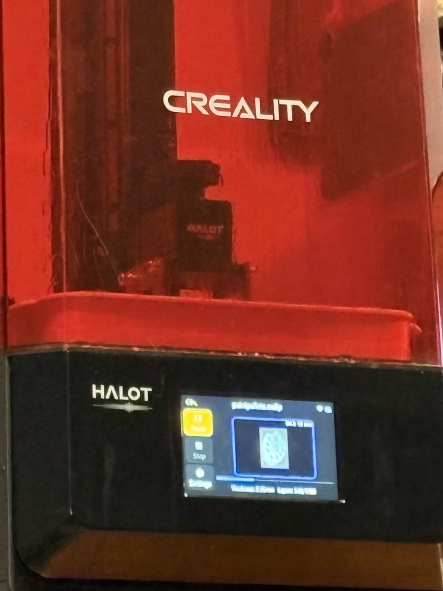 mknubs's tweet photo. Girl who doesn’t want to spend 5 dollars on a paint palette so she prints it on her 500 dollar SLA machine instead https://t.co/FgjyWkikWE