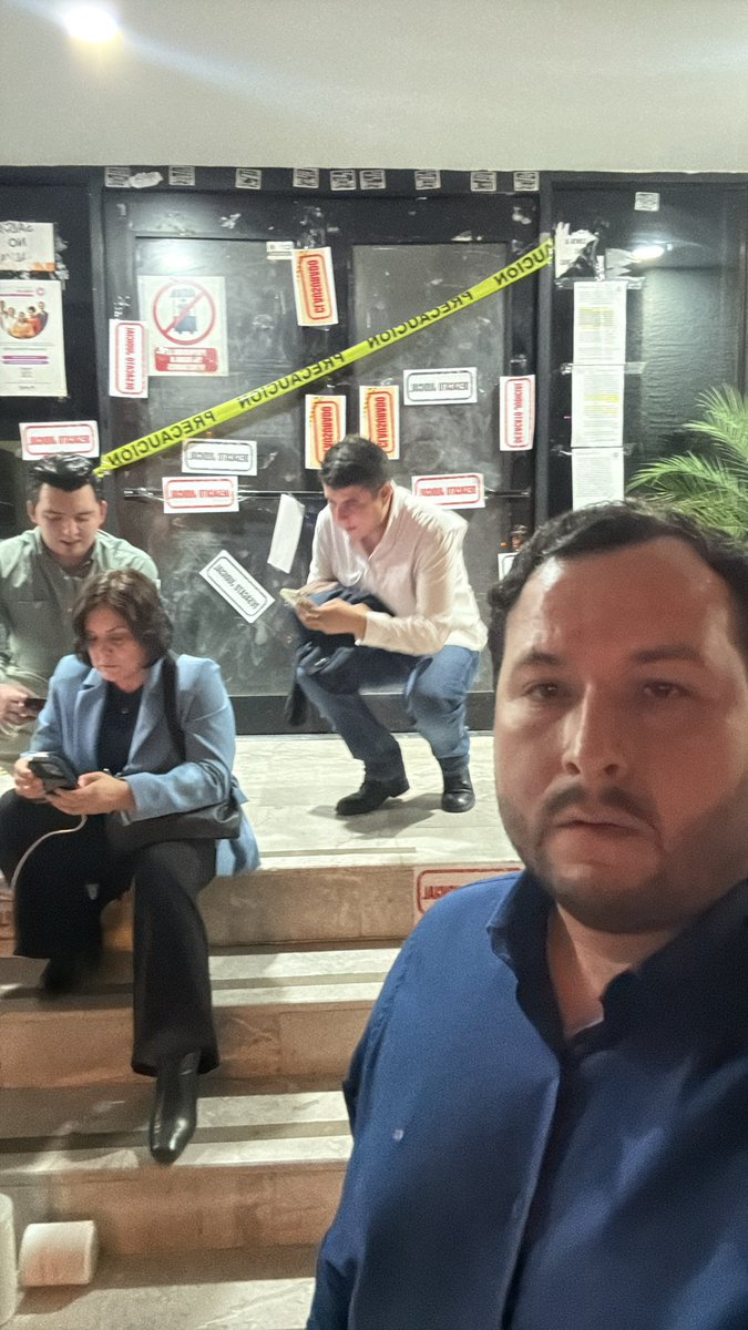 solangelochoa's tweet image. Congreso de Sonora sesiona de noche y deja fuera a PRI y MC.

Con el recinto tomado, la mayoría legislativa entró por la noche y no solo resolvió el cambio de sede: también reformó la Ley Orgánica para poder sesionar en cualquier otro lugar cuando haya protestas, sin necesidad de