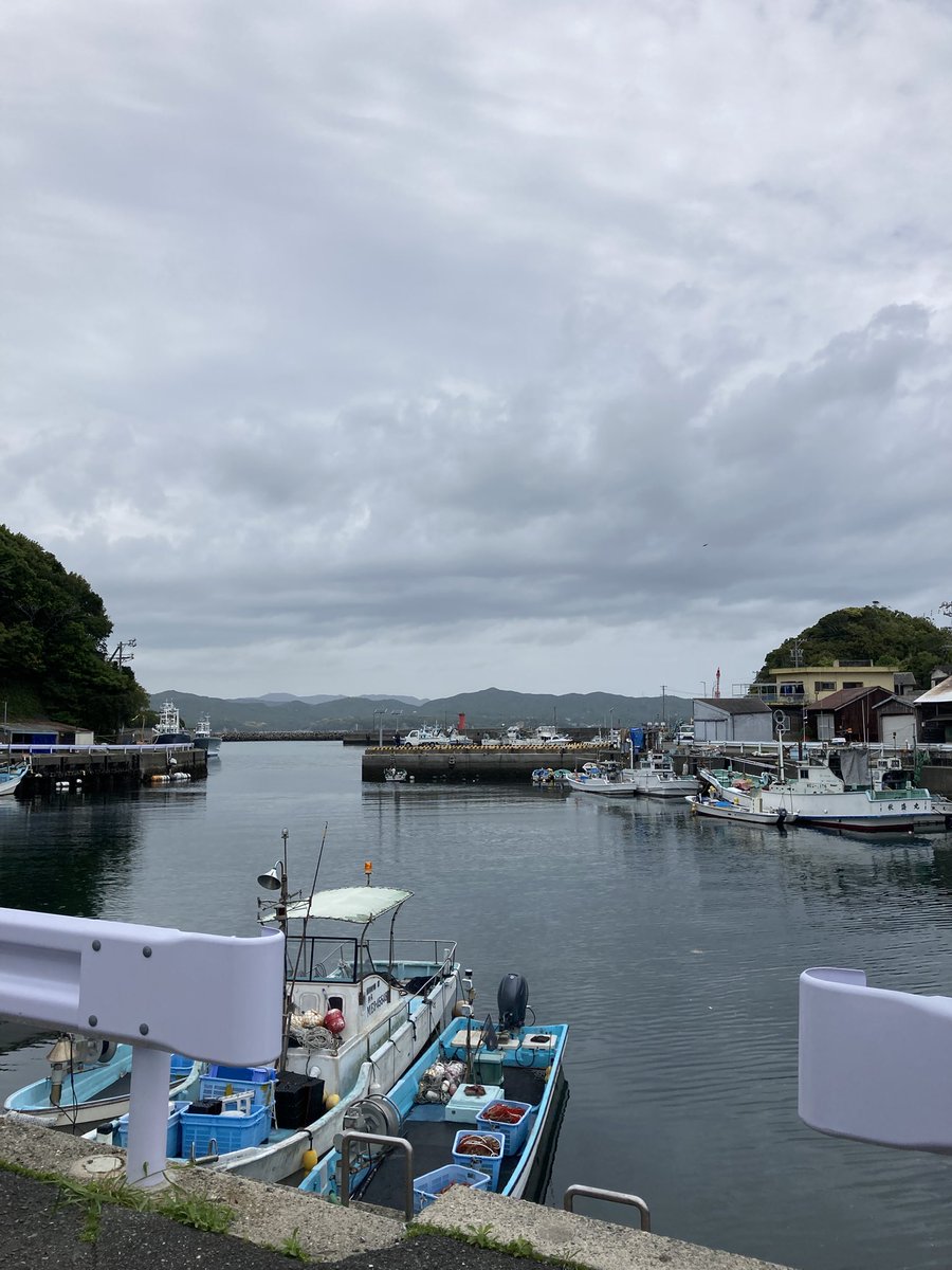 Harushion's tweet image. 2026年も世界的な物価高騰

毎月光熱費値上がりし過ぎ55ヶ月連続値上がり
まだまだ値上がる

光熱費に日用品が高級品になった以前の生活を維持するので精一杯💦

地震etc〜の影響はどうか？

週の真ん中水曜日は曇り☁️ジメジメ蒸し暑いなぁ

#イマソラ #iPhoneSE #いつもの場所 #鄙びた漁師町 #光熱費